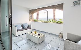 Luxurious Apartment By The Sea